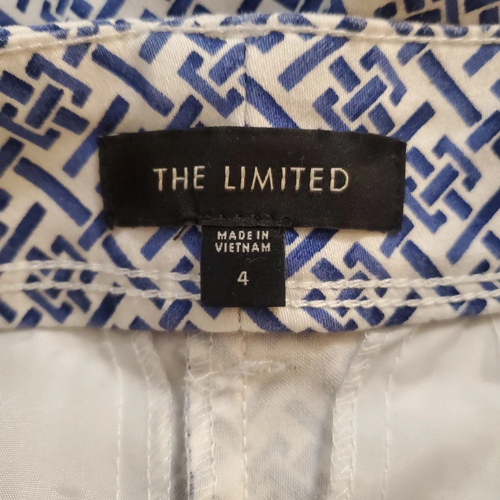 The Limited Women's‎ Blue White Geometric Flat Front Shorts Size 4